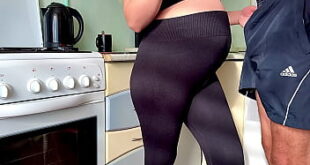 Unexpectedly fucked a pregnant MILF while cooking